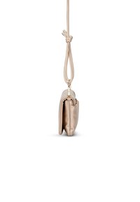 Clutch bag in ecopelle beige e morbida con tracolla annodata. Presenta un design piegato e una lieve lucentezza, misurando circa 25 cm di larghezza.