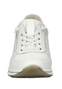 Witte leren sneaker met een ronde neus, platte veters en gestructureerde details. Beschikt over een gevoerde zool en een minimalistisch ontwerp.
