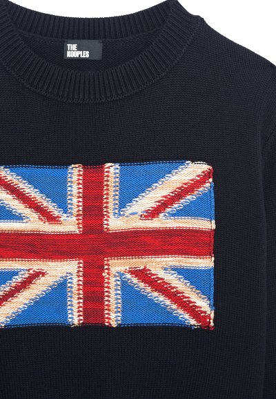 Suéter negro de punto con un gran diseño tejido de la bandera británica en rojo, blanco y azul en la parte delantera. Cuello redondo y tejido texturizado.