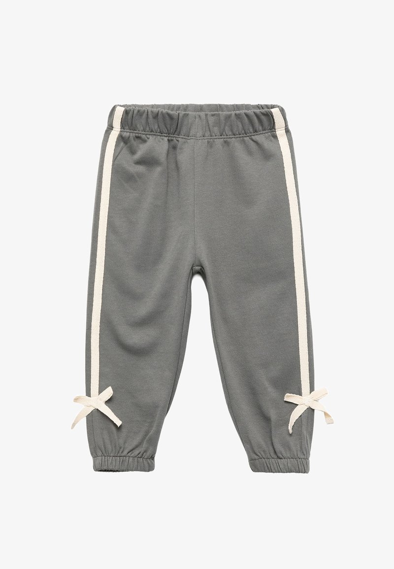 Szare dresy z elastycznym pasem, z kością w kolorze kości słoniowej po bokach i kokardkami na mankietach. Wykonane z miękkiego, lekkiego materiału.