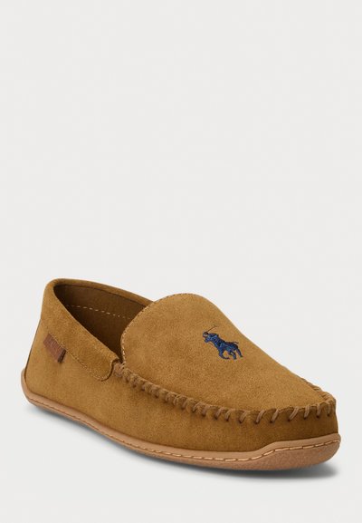Pantofole in suede marrone con logo ricamato blu. Presentano dettagli di cucitura attorno all'apertura e una suola in gomma.