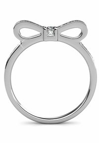 Anello in argento con un design a fiocco, dotato di una pietra preziosa centrale trasparente, finitura liscia e superficie lucidata per una maggiore brillantezza.