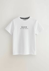 Balts kokvilnas T-krekls ar apaļu kakla izgriezumu un īsām piedurknēm. Centrālā daļā priekšpusē melnā krāsā ir iespiests teksts "BAKER BY TED BAKER".