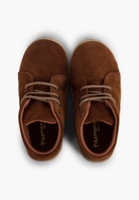 Scarpe in suede marrone con lacci, punta arrotondata, dotate di lacci beige e una finitura texturizzata. Interno foderato in tessuto scuro.