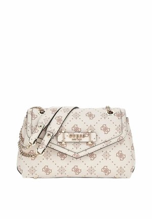 Sac à main beige Guess avec motif logo marron, rabat avant, bandoulière chaîne dorée, et plaque métallique « Guess EST 1981 ».