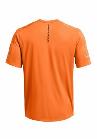 Oranžové sportovní tričko s krátkými rukávy, hladkou texturou a reflexními akcenty. Na zadní straně má potisk s logem.