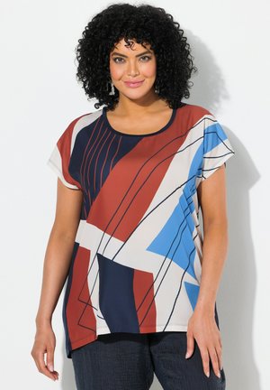 Top a maniche corte multicolore con un motivo geometrico in rosso, blu, bianco e blu navy, dotato di scollatura rotonda e taglio morbido.