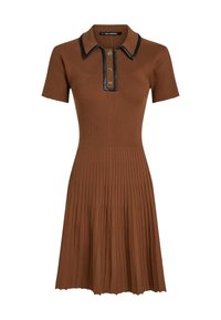 Pruun ribadega kleit, millel on liibuv kehaosa, lühikesed varrukad ja volditud seelik. Omab musta kaelust ja nupupana. Pehme tekstuur.