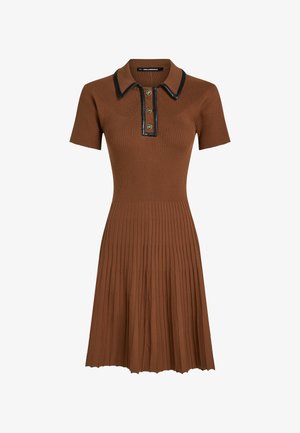 Smeđi rebrasti haljina s figurnim korzetom, kratkim rukavima i plisiranom suknjom. Ima crnu kragnu i gumbastu listu. Mekana tekstura.