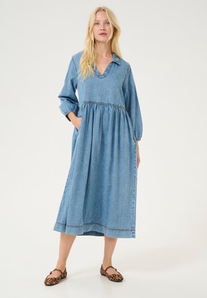 Abito midi in denim con maniche lunghe, scollatura a V, vita arricciata, tasche laterali e dettagli di cucitura a contrasto.
