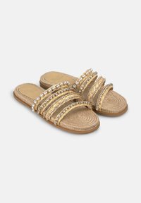 Platte sandalen met geweven gouden banden, versierd met afwisselende parels en heldere rhinestones, met een geprofileerde jute zool.