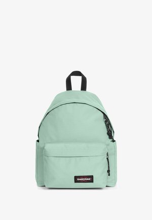 Zaino verde menta con parte superiore arrotondata, tasca anteriore con zip, accenti neri e patch del logo. Realizzato in tessuto resistente con una texture liscia.