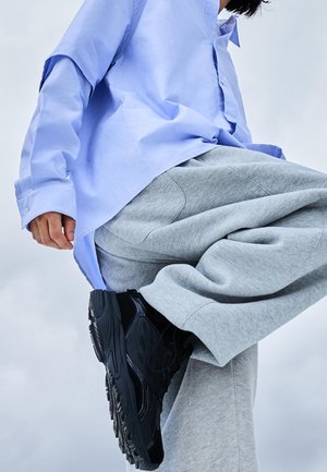 Bershka Sportcipő - black