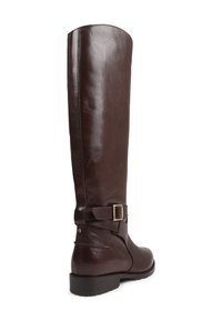 Botte haute en cuir marron avec une texture lisse, une boucle sur le côté et un bout rond. Semelle durable avec un motif de traction minimal.