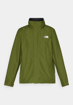Chaqueta impermeable verde oliva con alto cuello, mangas largas y logo en relieve en el lado izquierdo del pecho. Cuenta con bolsillos con cremallera y puños ajustables.