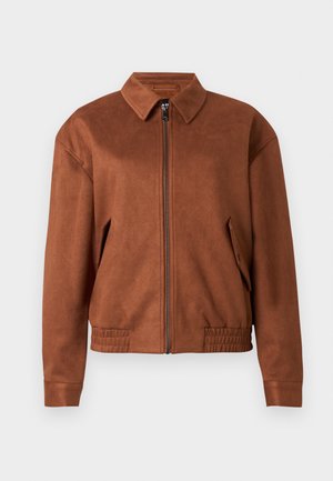 Pruunist sueded nahast lukuga jakk, millel on krae, pikad varrukad, elastne sisekant ja klapiga taskud mõlemal küljel valge tausta ees.