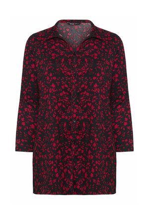 Zwarte blouse met rood bloemmotief, driekwart mouwen, knoopsluiting aan de voorkant en kraag. Gemaakt van lichte, gestructureerde stof.