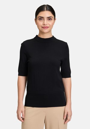 Maglione nero a maniche corte con collo alto, realizzato in un tessuto liscio. Presenta una silhouette aderente e un orlo a coste per maggiore struttura.