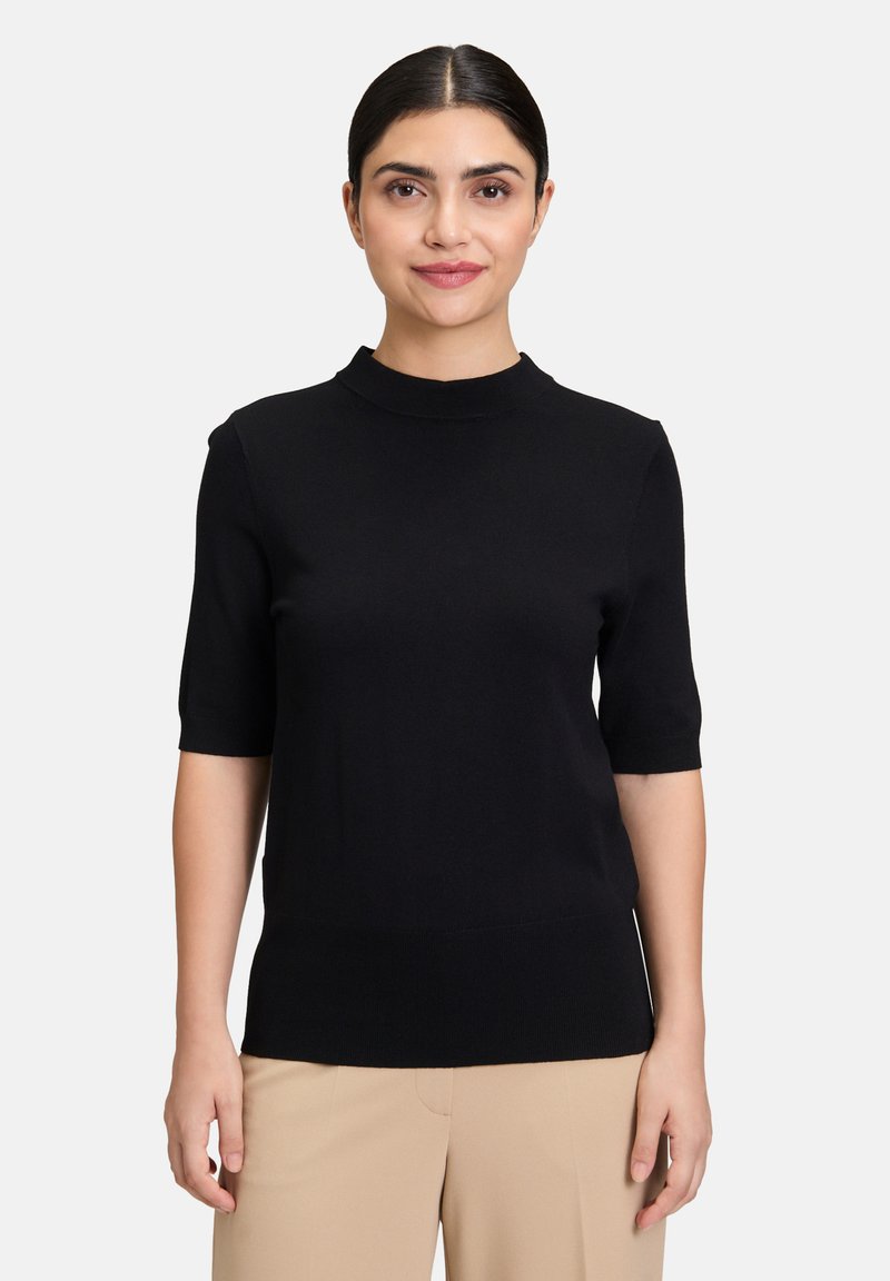 Maglione nero a maniche corte con collo alto, realizzato in un tessuto liscio. Presenta una silhouette aderente e un orlo a coste per maggiore struttura.