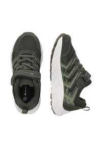 Barns mörkgröna sportskor med meshtyg, kardborreband och vita strukturerade sulor, visade i ovan- och sidovy.