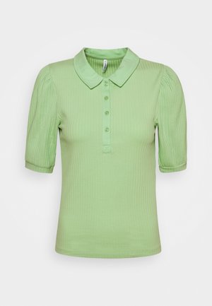 Lysegrøn ribstrikket poloshirt med korte ærmer med pufærmer og fire-knaps slids, vist fladt på hvid baggrund.