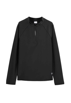 Sort langærmet pullover med kvart lynlås foran, rund halsudskæring og lille cirkulært logo nær kanten på venstre side.
