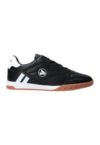 Scarpa sportiva nera in pelle, con strisce bianche e logo, dotata di suola in gomma e parte superiore testurizzata per aderenza e durata.