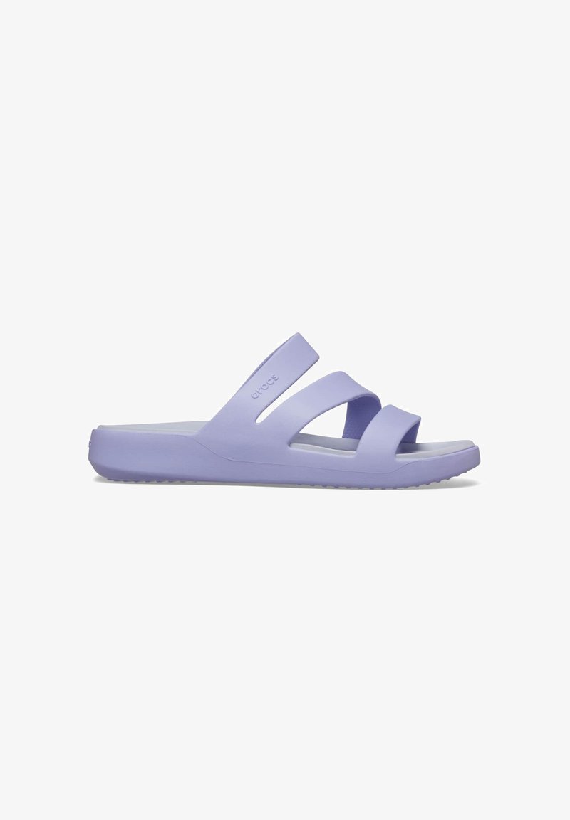 Sandali slip-on lavanda con tre cinturini larghi, realizzati in materiale morbido. Presentano una suola texturizzata per una migliore aderenza e comfort.