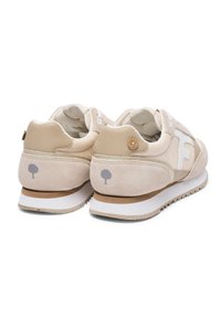 Hellbraune Sportschuhe aus Wildleder und Mesh-Obermaterial, mit weißen Akzenten und einem Logo. Sie verfügen über eine Gummisohle und ein kleines Baum-Emblem an der Ferse.