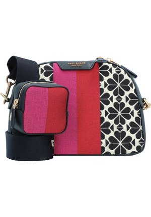 Torebka na ramię Kate Spade z czarno-białym wzorem kwiatowym, szerokim czarnym paskiem oraz małą przyczepioną saszetką w czerwono-różowe paski.