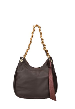 Borsa in pelle marrone con una tracolla in catena d'oro attorcigliata e un'accento a nappina marrone. Texture liscia con dettagli di cucitura a contrasto.