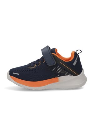 Zapatilla deportiva azul marino con detalles en naranja, parte superior de malla, tira de Velcro, suela blanca y suela texturizada para mayor agarre.