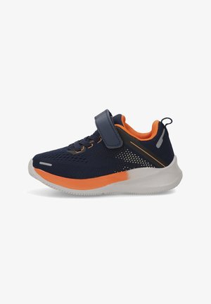 Zapatilla deportiva azul marino con detalles en naranja, parte superior de malla, tira de Velcro, suela blanca y suela texturizada para mayor agarre.