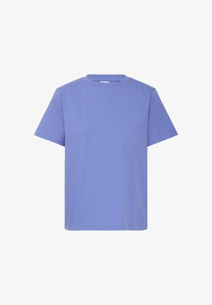 Eenvoudig T-shirt met korte mouwen en ronde hals in effen lichtpaars, getoond tegen een witte achtergrond.