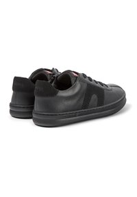 Sneakers in pelle nera con una texture liscia, punta rotonda, design con lacci e dettagli di branding discreti sul tallone e sul lato. Suola in gomma piatta.