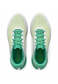 Scarpe da ginnastica leggere con tomaia in mesh verde e accenti bianchi, motivo testurizzato e lacci verdi. Il design prioritizza la traspirabilità.