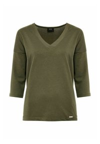Oliwkowa bluzka z 3/4 rękawem i dekoltem w kształcie litery V wykonana z miękkiej, gładkiej tkaniny. Posiada kontrastowy dekolt oraz małą markową metkę u dołu.