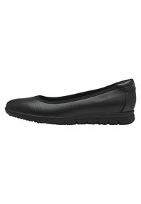 Ballerines noires avec une tige perforée texturée, bout arrondi et semelle en caoutchouc flexible. Accents lisses près du talon.