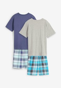 Deux ensembles de pyjamas : une chemise grise, une chemise marine, chacune accompagnée de shorts à carreaux dans des tons de bleu, noir et blanc. Tissu en coton, coupe décontractée.