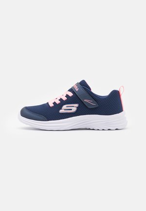 Baskets de sport bleu marine avec une tige en mesh, lacets roses et une sangle Velcro. Présente une semelle en caoutchouc blanc et un logo sur le côté.