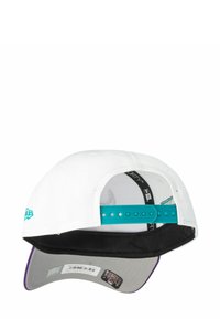 Weißes Baseballcap mit einem verstellbaren türkisfarbenen Riemen, schwarzer Fütterung und grauem Unterrand. Mit Logo in Türkis.