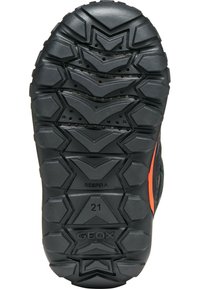 Suela de zapato de goma negra con un patrón de banda de rodadura geométrica, con surcos profundos, agujeros de ventilación y la marca "GEOX" grabada.