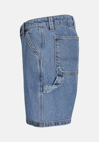 Shorts in denim di colore blu chiaro con taglio classico. Caratteristiche includono tasche frontali e posteriori, passanti per cintura e dettagli di cucitura in vista.