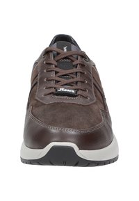 Baskets en cuir marron et daim avec une finition texturée, un design à lacets et une semelle extérieure en caoutchouc. Marquage notable sur la languette et les accents latéraux.