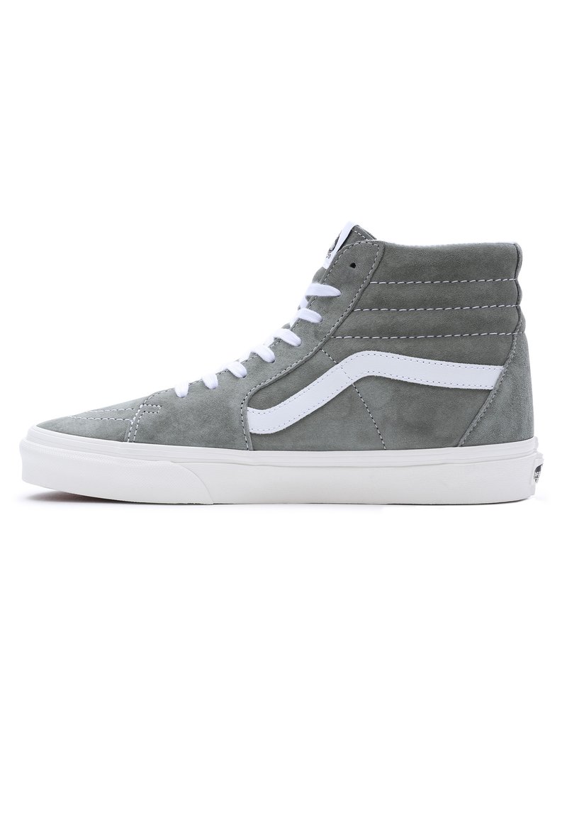 Szare zamszowe sneakersy na wysokiej podeszwie z białym paskiem bocznym, białymi sznurowadłami i białą gumową podeszwą.