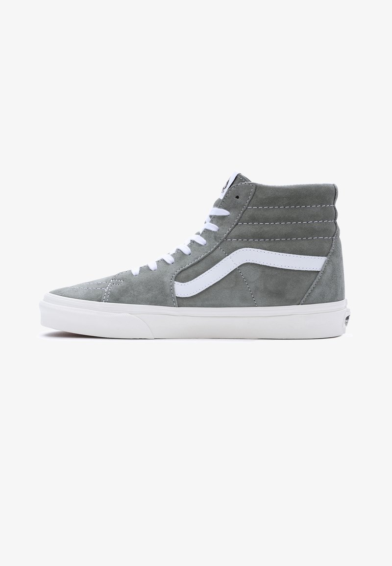 Hochformatige graue Wildleder-Sneaker mit weißem Seitenstreifen, weißen Schnürsenkeln und weiße Gummisohle.