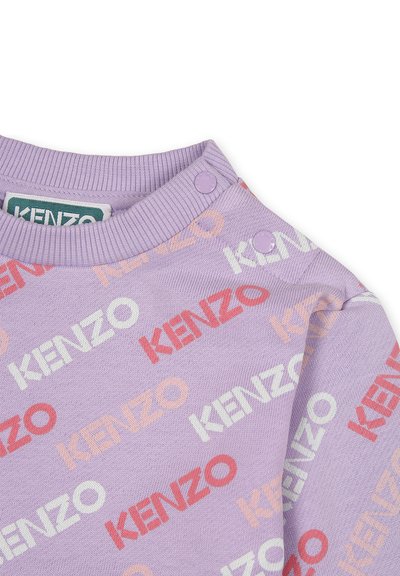 Sweatshirt lilas clair avec un logo "KENZO" répété dans diverses couleurs pastel. Col côtelé avec des pressions à l'épaule.