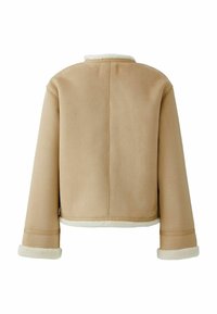 Beige jas met een zachte faux shearling kraag en manchetten, met een boxy vorm en zonder zichtbare sluitingen. Soepele textuur en nauwkeurige naden.