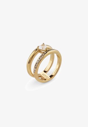 Gouden ringenset met twee verstrengelde banden, waarvan er één is versierd met een centrale heldere edelsteen en de andere met kleine heldere steentjes langs de rand.