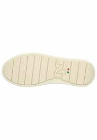 Rubberen sneakerzool in off-white, met horizontale groeven, een afgeronde hak en een geperst logo. Geprofileerd oppervlak voor grip.